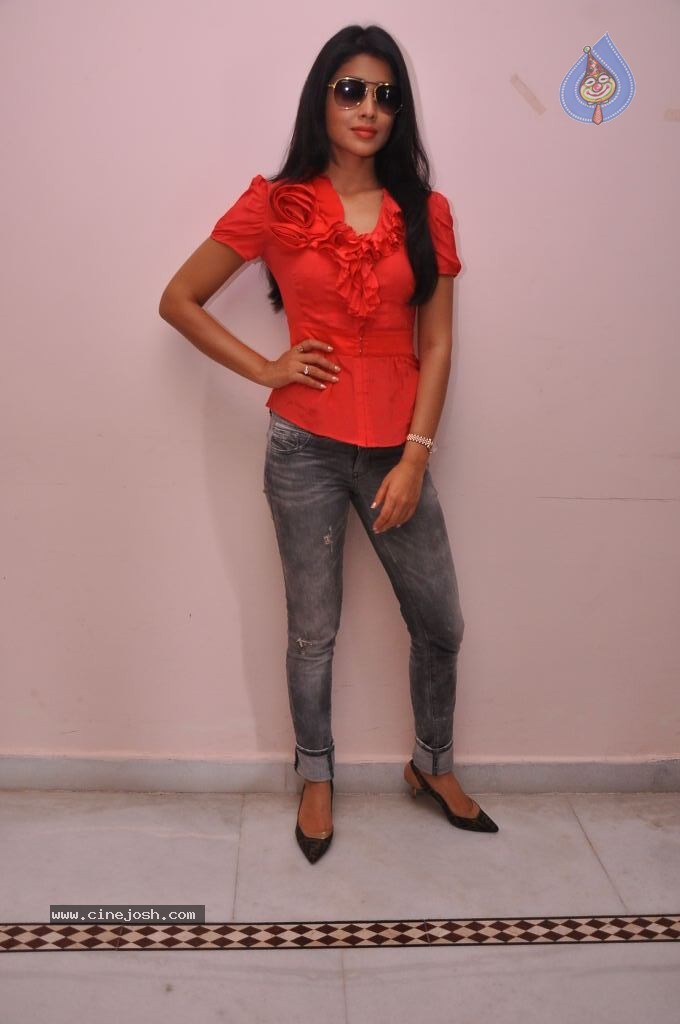 Shriya Latest Stills - 118 / 130 photos