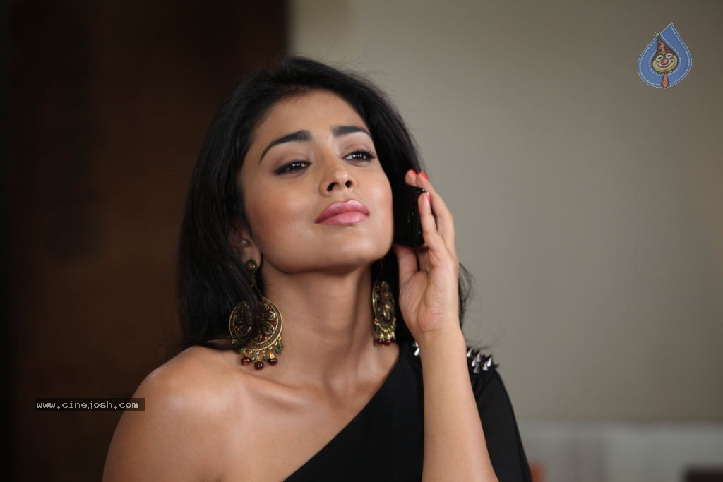 Shriya Latest Stills - 120 / 130 photos