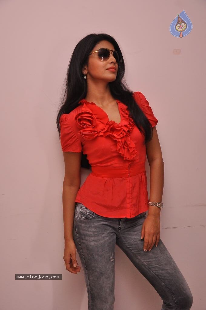 Shriya Latest Stills - 129 / 130 photos