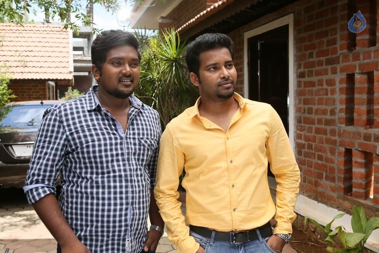 Pelli Roju Movie Stills and Posters - 21 / 29 photos