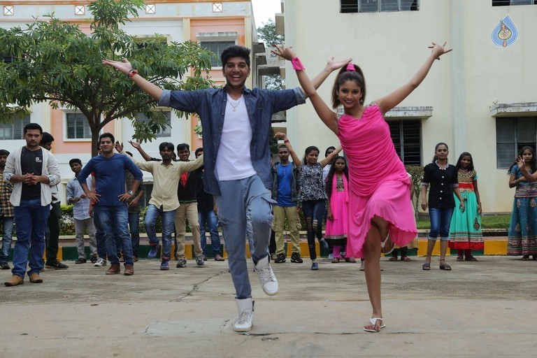 Plus 1 Movie Stills - 39 / 42 photos