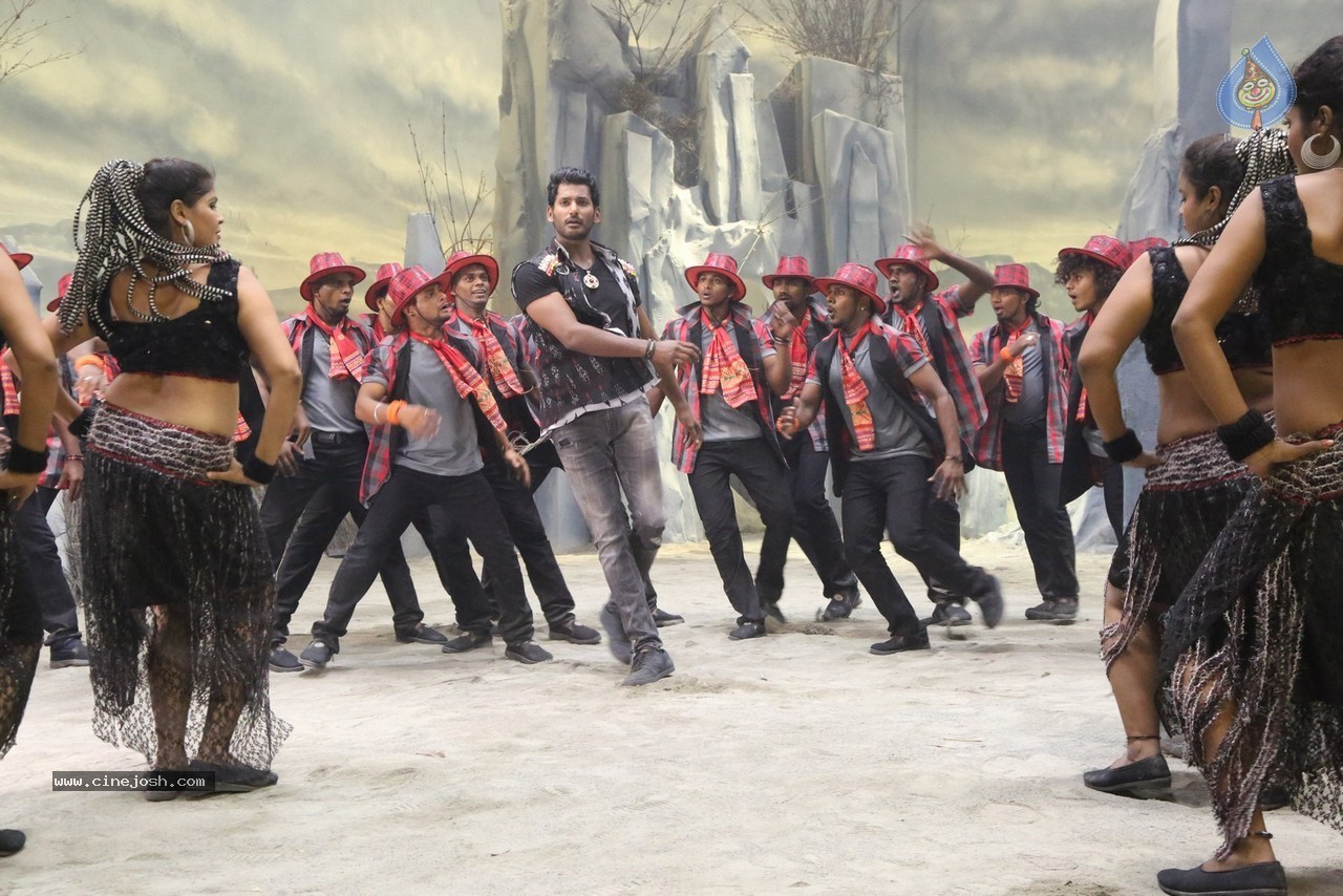 Pooja Movie Hot Stills - 27 / 28 photos