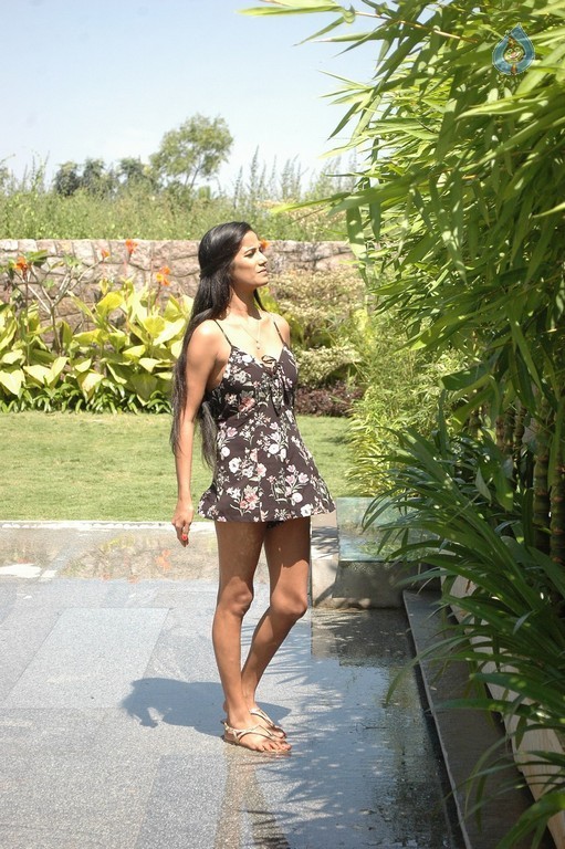Poonam Pandey New Movie Photos - 36 / 42 photos