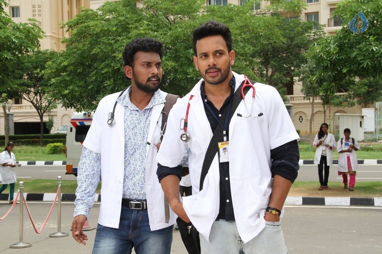 Pottu Tamil Movie Photos - 8 / 28 photos