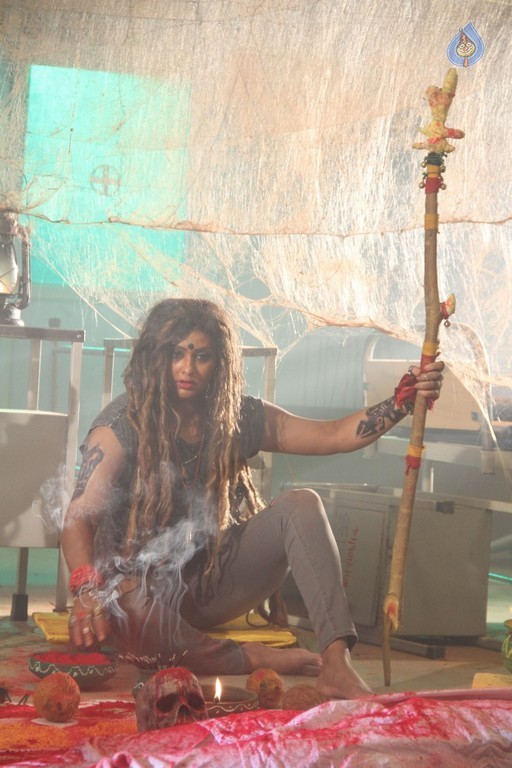 Pottu Tamil Movie Photos - 13 / 28 photos