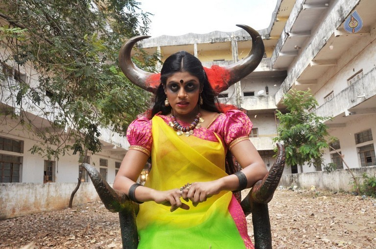 Pottu Tamil Movie Photos - 25 / 28 photos