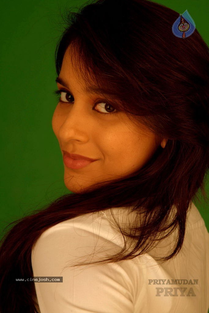 Priyamudan Priya Tamil Movie Stills - 99 / 111 photos