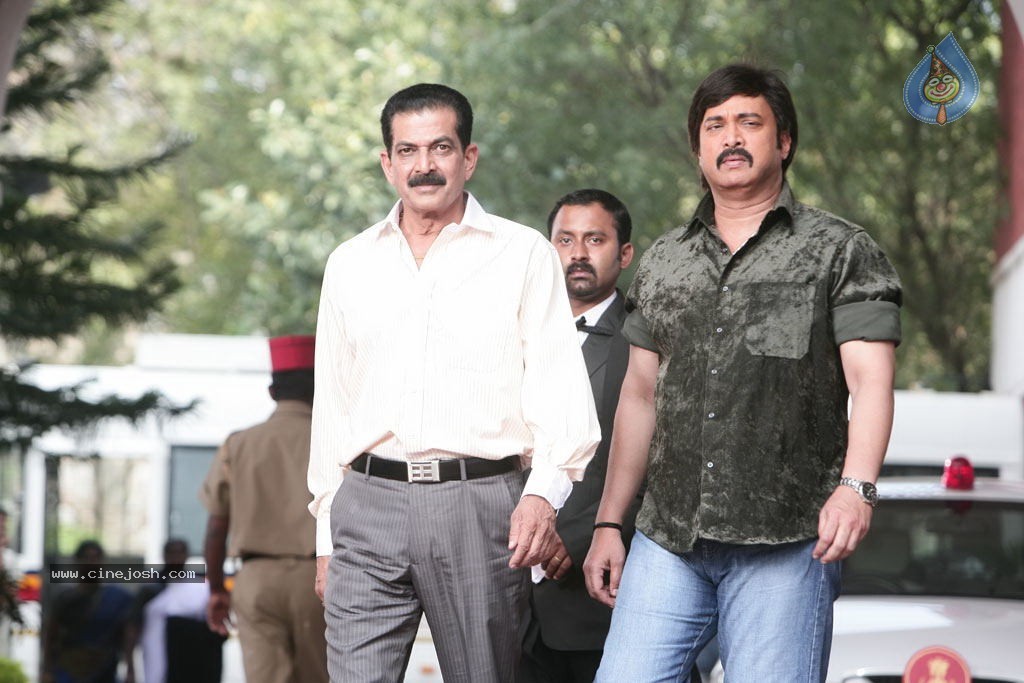 Puthuvai Managaram Tamil Movie Stills - 11 / 75 photos