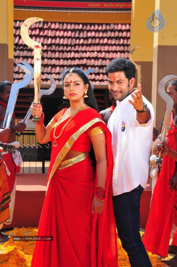 Raja Pokkiri Raja Tamil Movie Stills - 55 / 71 photos