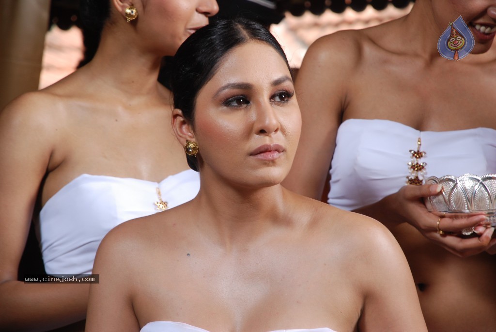 Rajakota Rahasyam Movie Photos - 114 / 148 photos