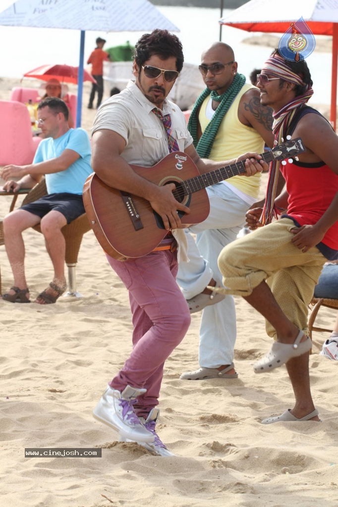 Rajapattai Tamil Movie New Stills - 6 / 20 photos