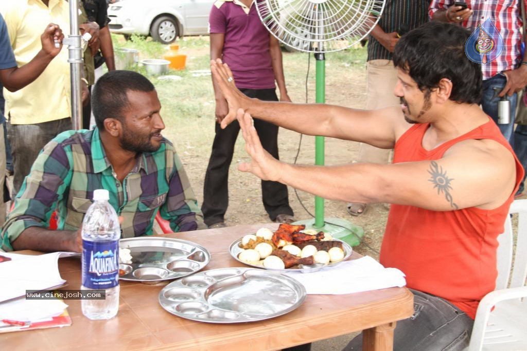 Rajapattai Tamil Movie Stills - 9 / 26 photos