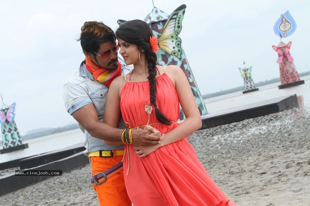 Rajapattai Tamil Movie Stills - 20 / 26 photos