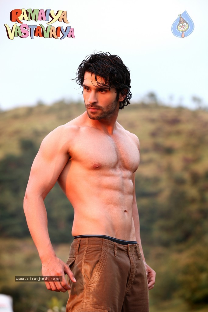 Ramaiya Vastavaiya Stills n Posters - 43 / 283 photos