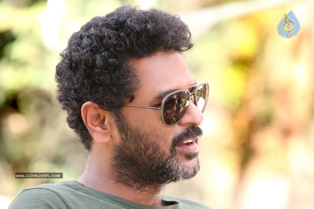 Ramaiya Vastavaiya Stills n Posters - 130 / 283 photos