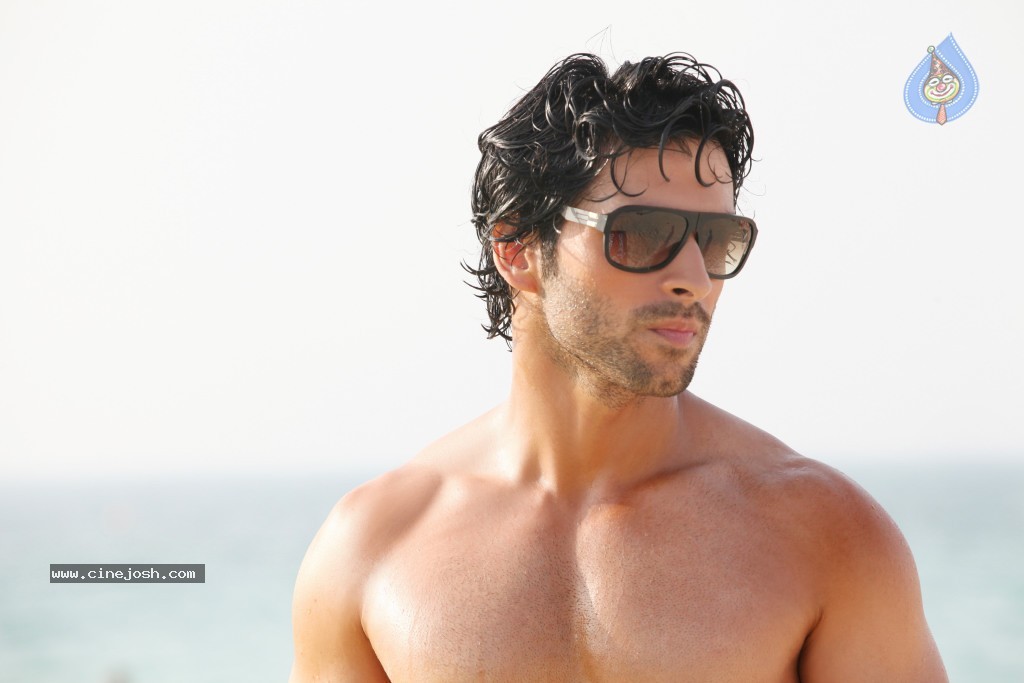 Ramaiya Vastavaiya Stills n Posters - 219 / 283 photos