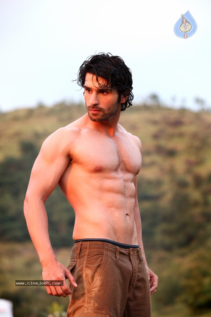 Ramaiya Vastavaiya Stills n Posters - 234 / 283 photos