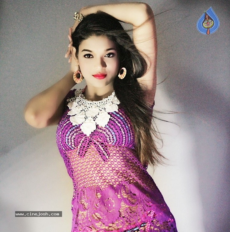 Rangeela Movie Stills And Posters - 26 / 44 photos