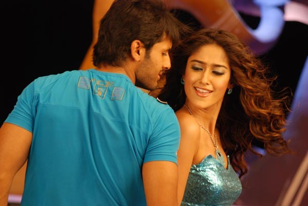 Rechipo Movie Stills Latest - Nitin - Ileana - 22 / 23 photos