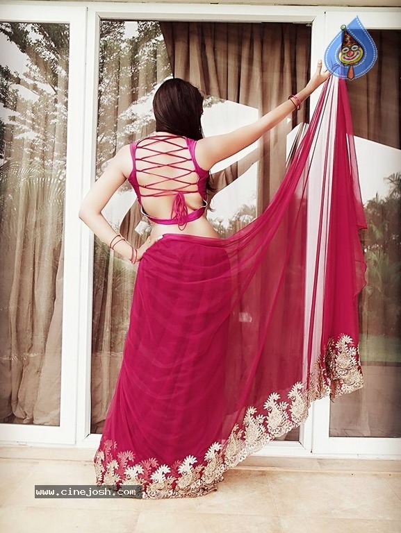 Rekha Boj Stills In Rangeela Movie - 6 / 19 photos