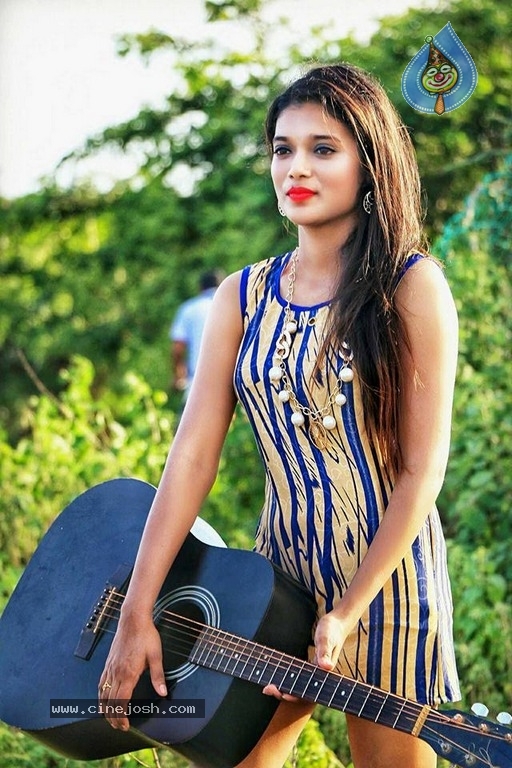 Rekha Boj Stills In Rangeela Movie - 8 / 19 photos