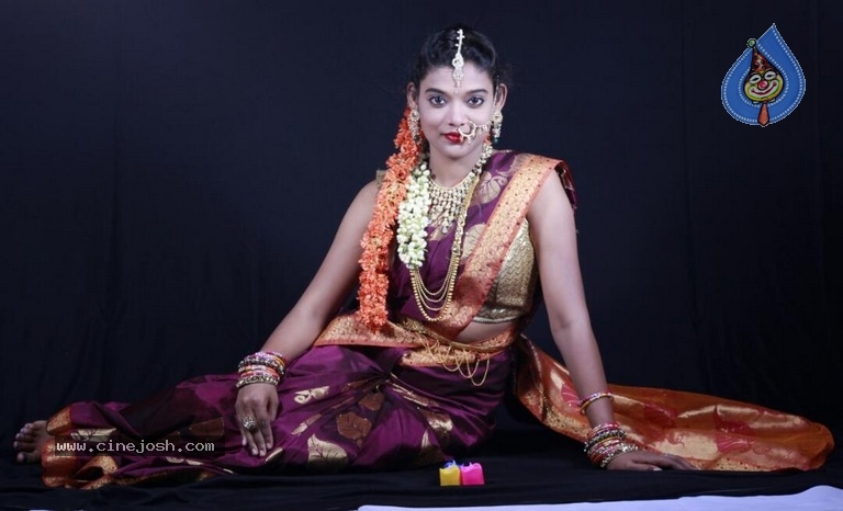 Rekha Boj Stills In Rangeela Movie - 16 / 19 photos