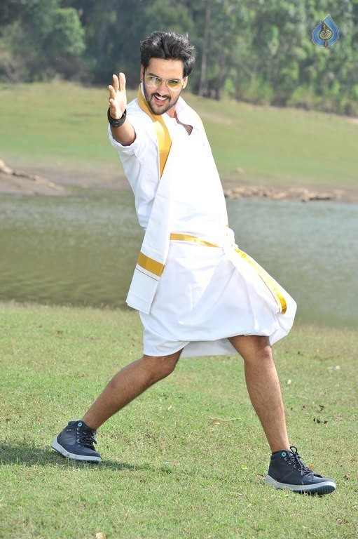 Right Right Movie New Pics - 1 / 11 photos