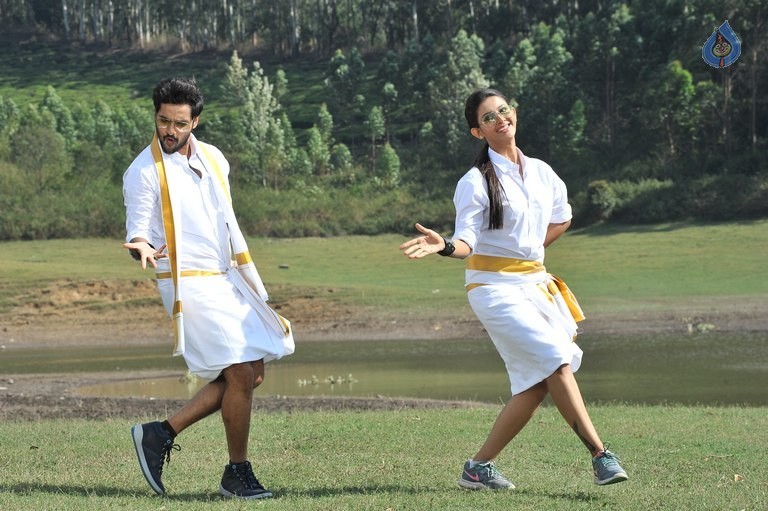 Right Right Movie New Pics - 5 / 11 photos