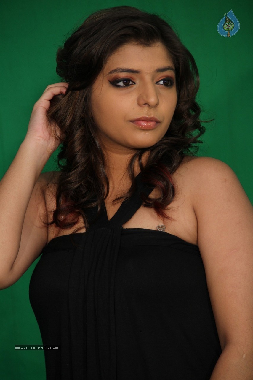 Romantic Target Movie Stills - 27 / 106 photos