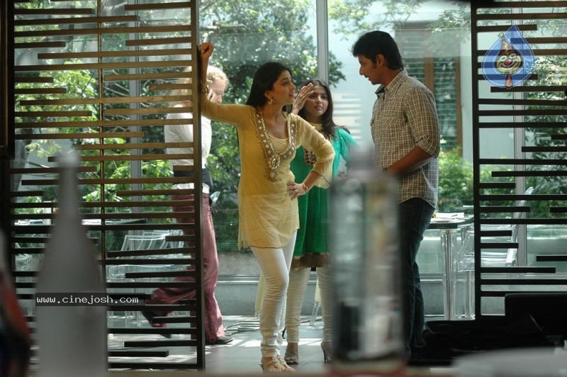 Rowthiram Tamil Movie New Stills - 25 / 43 photos