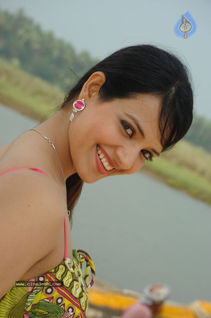 Saloni Stills in Telugu Ammayi Movie - 23 / 52 photos