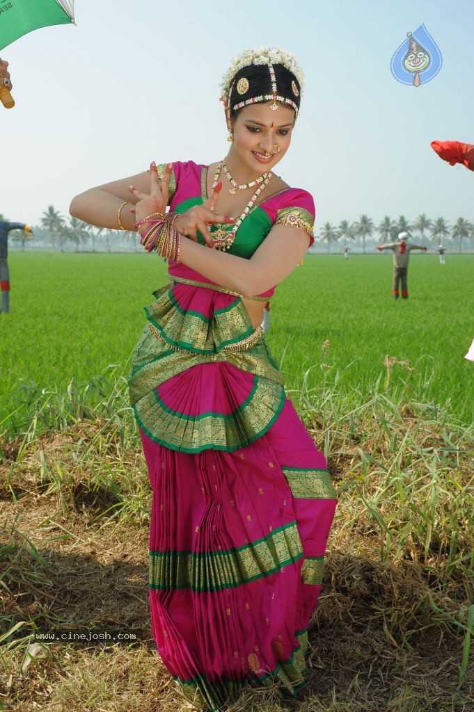 Saloni Stills in Telugu Ammayi Movie - 37 / 52 photos