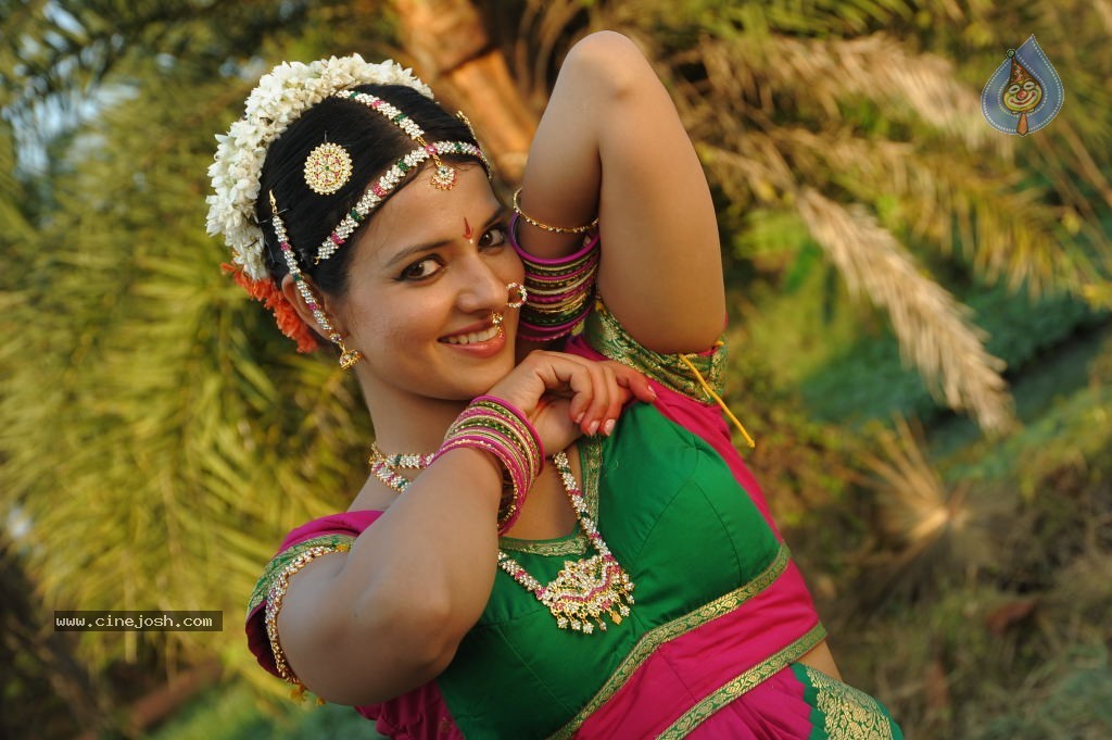 Saloni Stills in Telugu Ammayi Movie - 43 / 52 photos