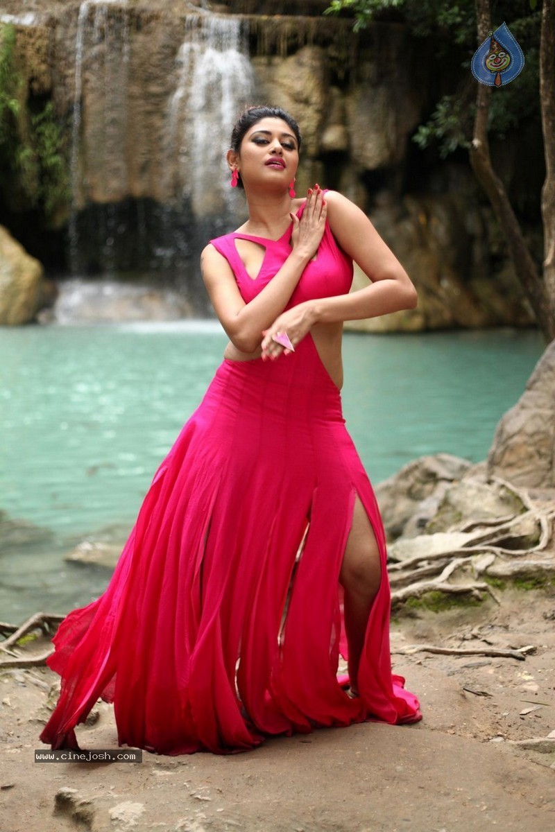 Sandamarutham Tamil Movie Pics - 10 / 33 photos