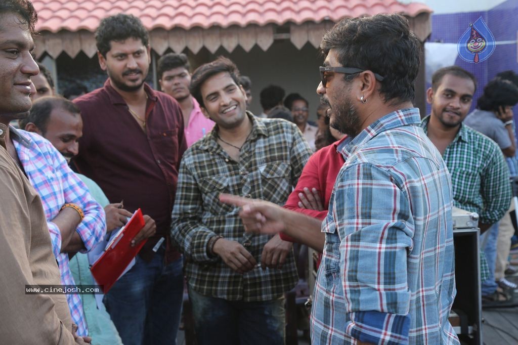 Santhanam's Inimey Ippadithaan Tamil Movie Stills - 24 / 30 photos