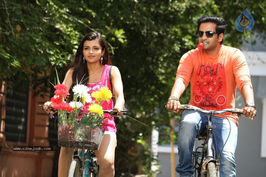 Santhanam's Inimey Ippadithaan Tamil Movie Stills - 25 / 30 photos