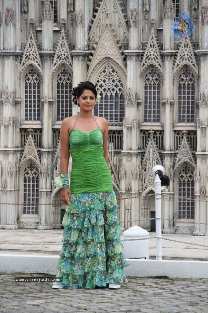 Sattam Oru Iruttarai Tamil Movie Stills - 3 / 33 photos