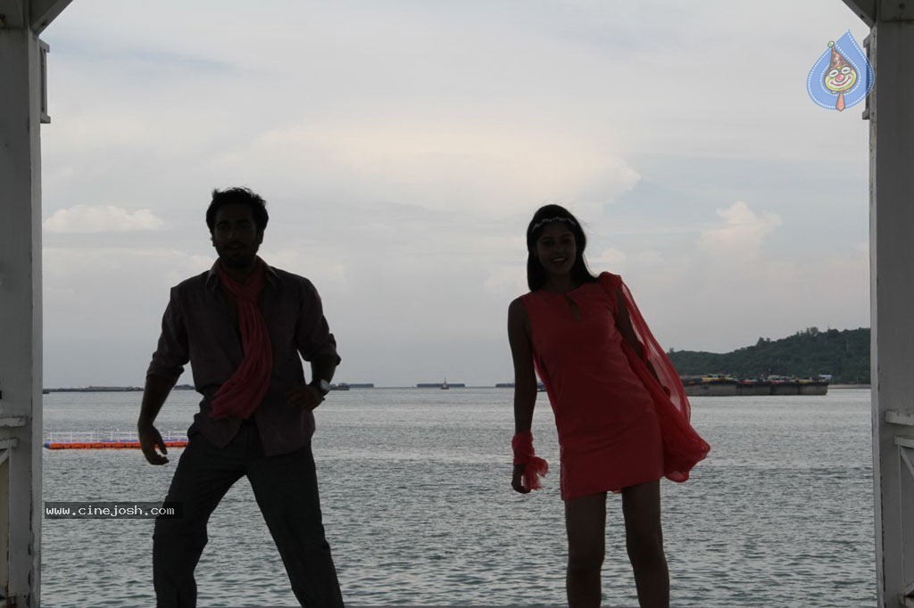 Sattam Oru Iruttarai Tamil Movie Stills - 9 / 33 photos