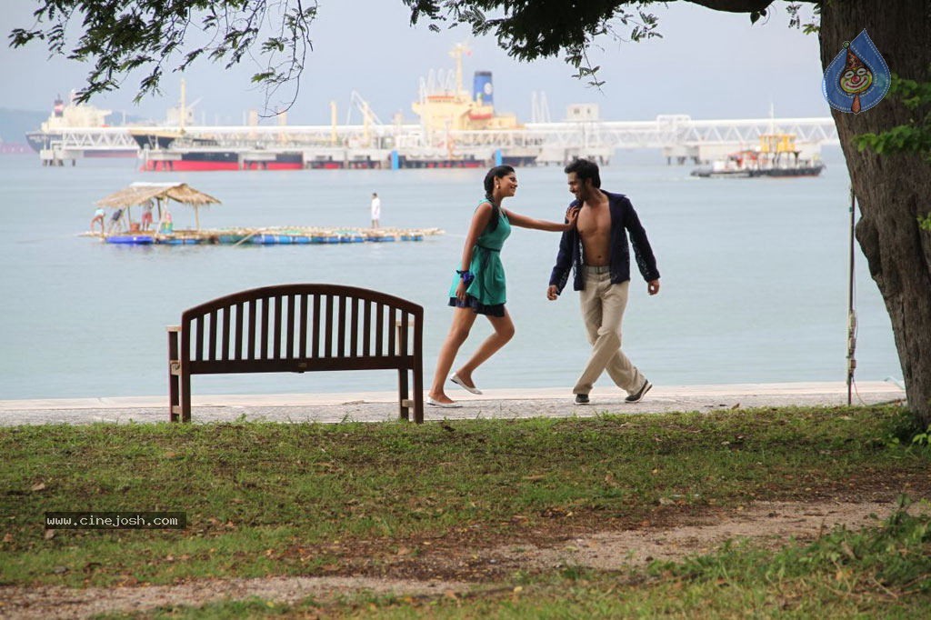 Sattam Oru Iruttarai Tamil Movie Stills - 10 / 33 photos