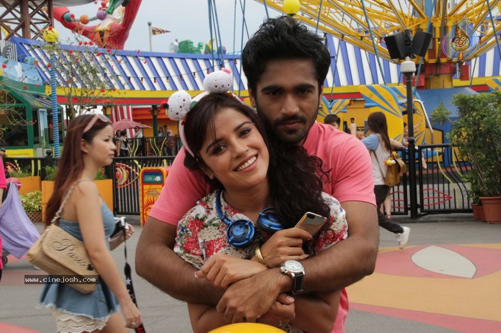 Sattam Oru Iruttarai Tamil Movie Stills - 15 / 33 photos