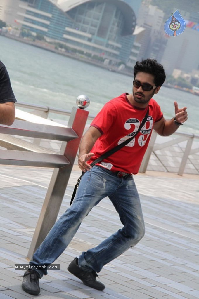 Sattam Oru Iruttarai Tamil Movie Stills - 18 / 33 photos