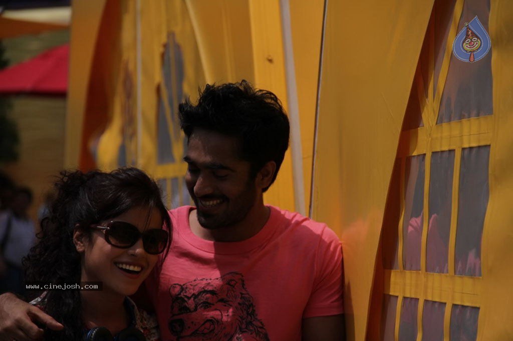 Sattam Oru Iruttarai Tamil Movie Stills - 23 / 33 photos