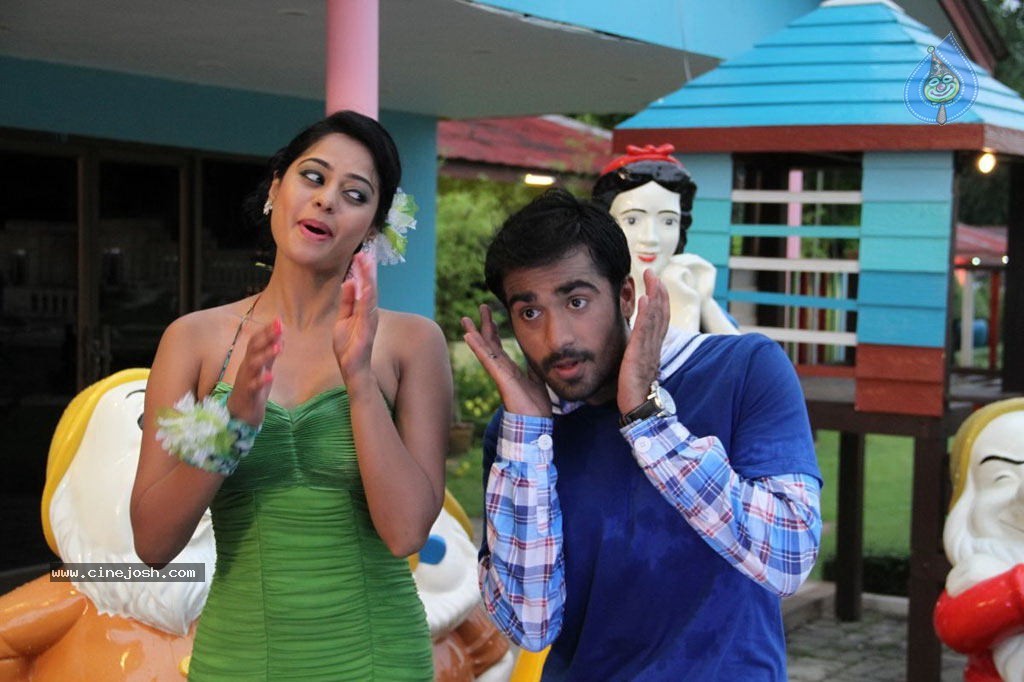 Sattam Oru Iruttarai Tamil Movie Stills - 24 / 33 photos