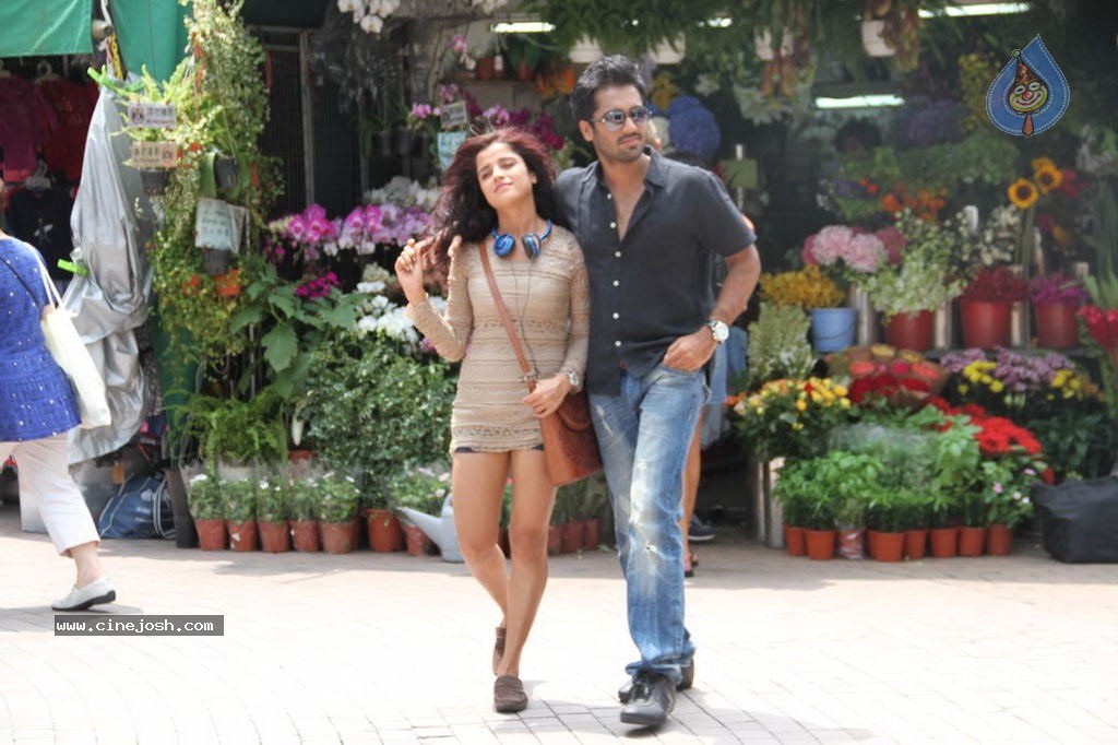 Sattam Oru Iruttarai Tamil Movie Stills - 26 / 33 photos