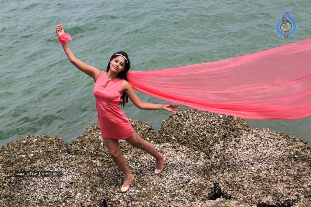 Sattam Oru Iruttarai Tamil Movie Stills - 27 / 33 photos