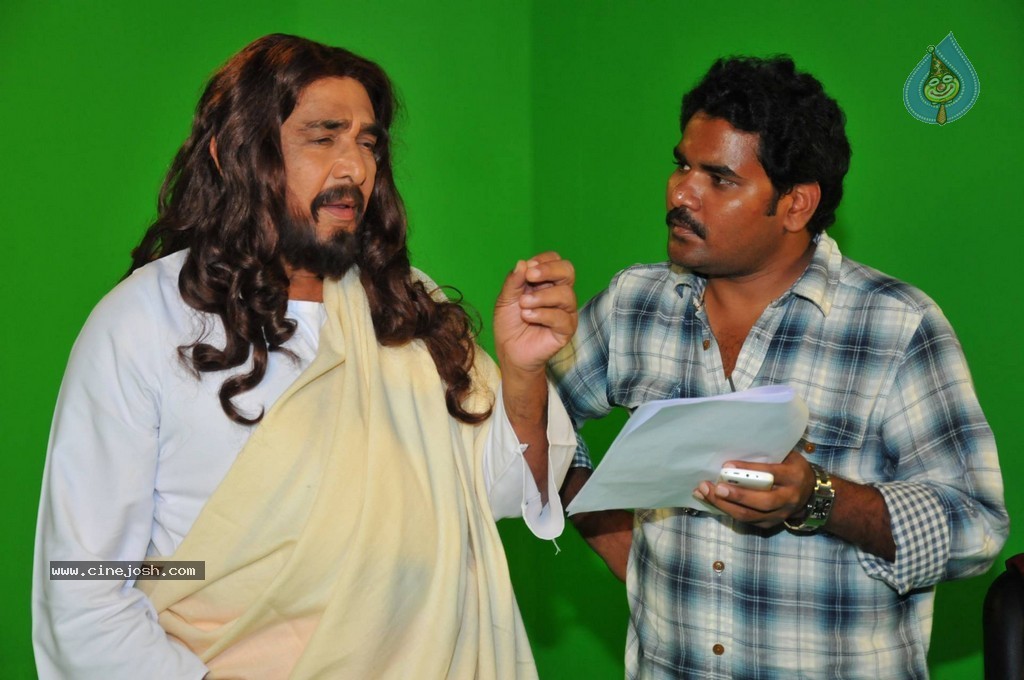 Satyam Vaipu Margam Stills n Walls - 32 / 49 photos