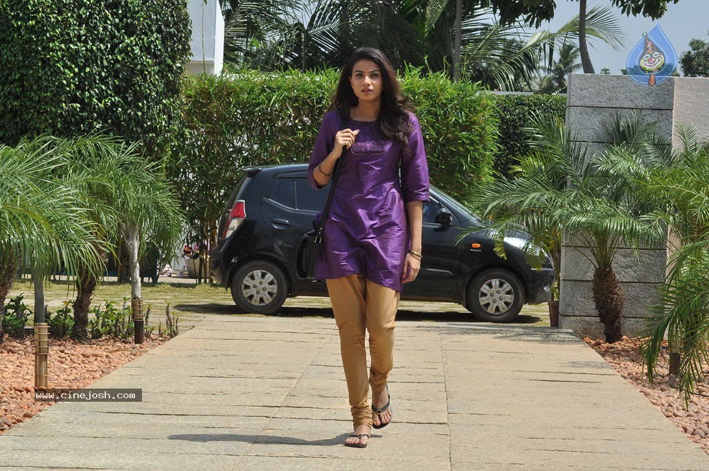 Shivani Tamil Movie Stills - 13 / 96 photos