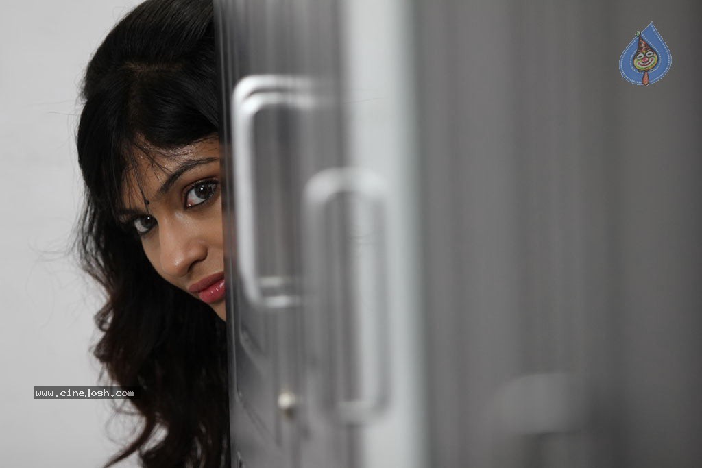 Shivani Tamil Movie Stills - 26 / 96 photos