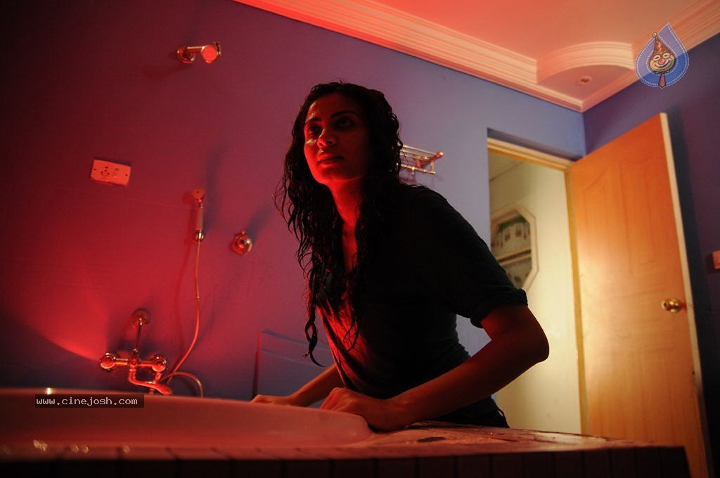 Shivani Tamil Movie Stills - 33 / 96 photos