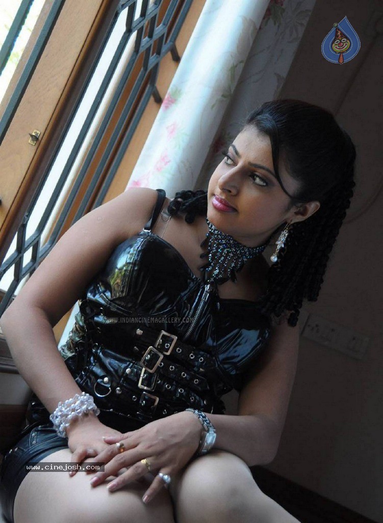 Simhamanti Chinnodu Stills n Posters - 27 / 30 photos